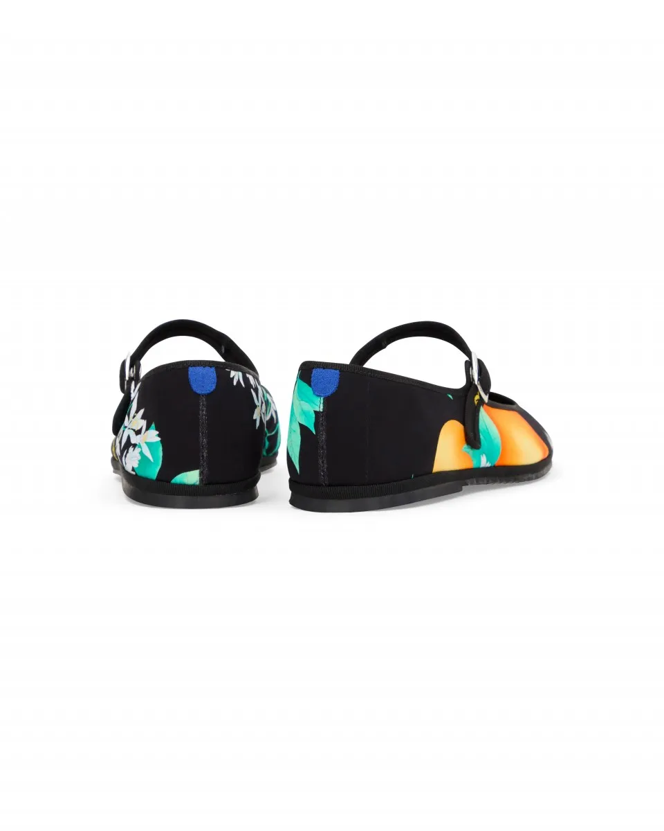 For Summer 2026, Chatelles teams up with the house of LEONARD to reinvent the iconic furlane in a Mary Jane version. Handcrafted in Italy, these ultra-light slippers combine Chatelles’ signature comfort with LEONARD’s emblematic prints. A joyful, sophisticated elegance to wear from everyday moments to summer evenings, blending Venetian art de vivre with Parisian chic.