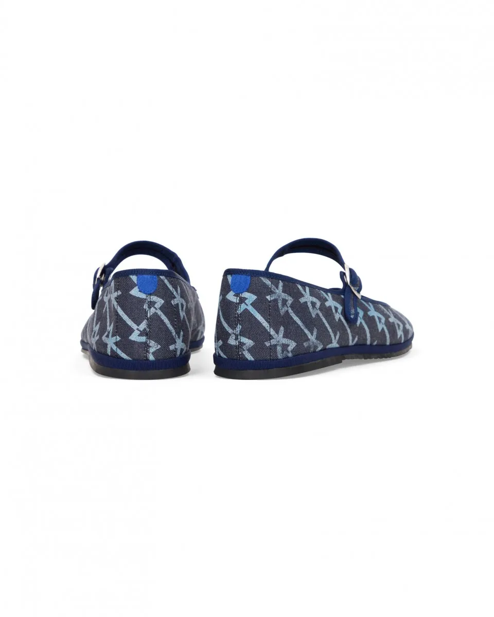 For Summer 2026, Chatelles teams up with the house of LEONARD to reinvent the iconic furlane in a Mary Jane version. Handcrafted in Italy, these ultra-light slippers combine Chatelles’ signature comfort with LEONARD’s emblematic prints. A joyful, sophisticated elegance to wear from everyday moments to summer evenings, blending Venetian art de vivre with Parisian chic.
