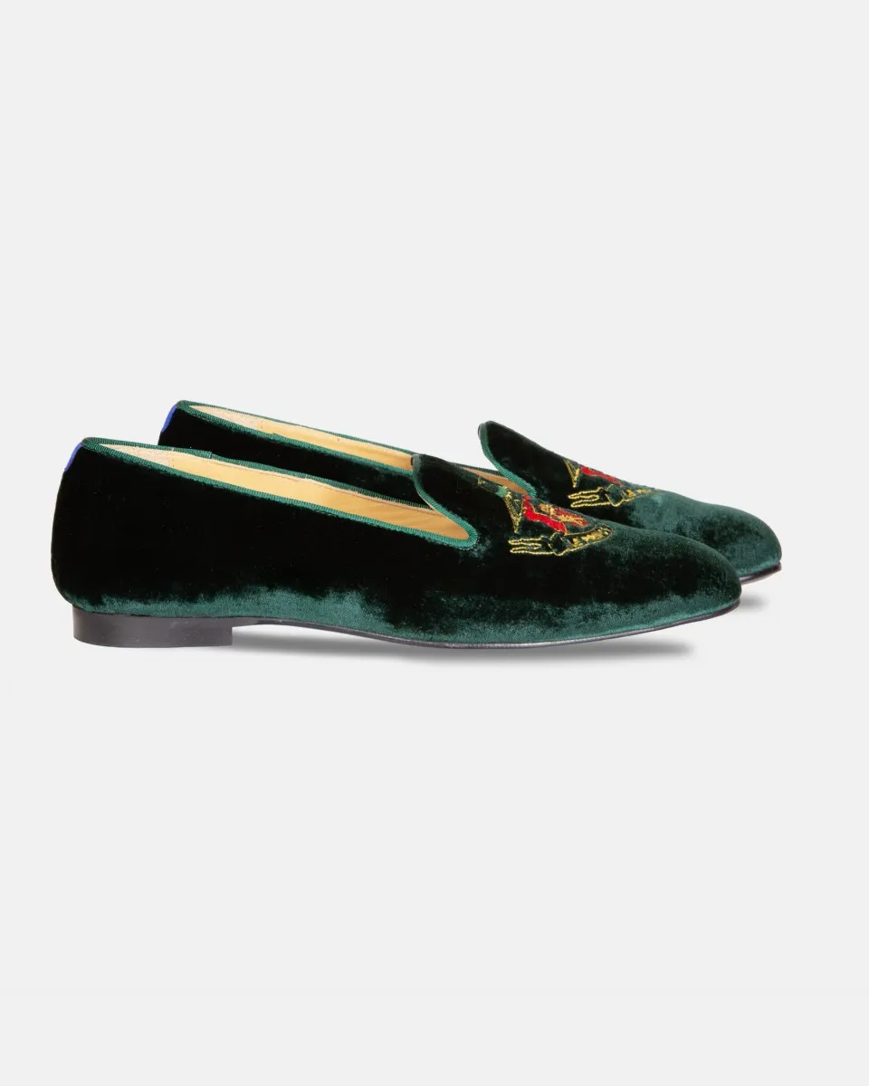 A Meeting of Elegance: Chatelles collaborates with Le Prince Jardinier to celebrate French elegance, where the art of living in salons meets the poetry of gardens.
Embroidered Velvet with Timeless Charm: Refined smoking slippers for women and men, enhanced with delicate, bucolic-inspired embroidery that is both timeless and enchanting.
From Secret Garden to Red Carpet: A creation designed to accompany every step with distinction, balancing romanticism and Parisian sophistication.
French Spirit in All Its Subtlety: Craftsmanship, elegance, and attention to detail come together in an iconic piece that is both bold and timeless.