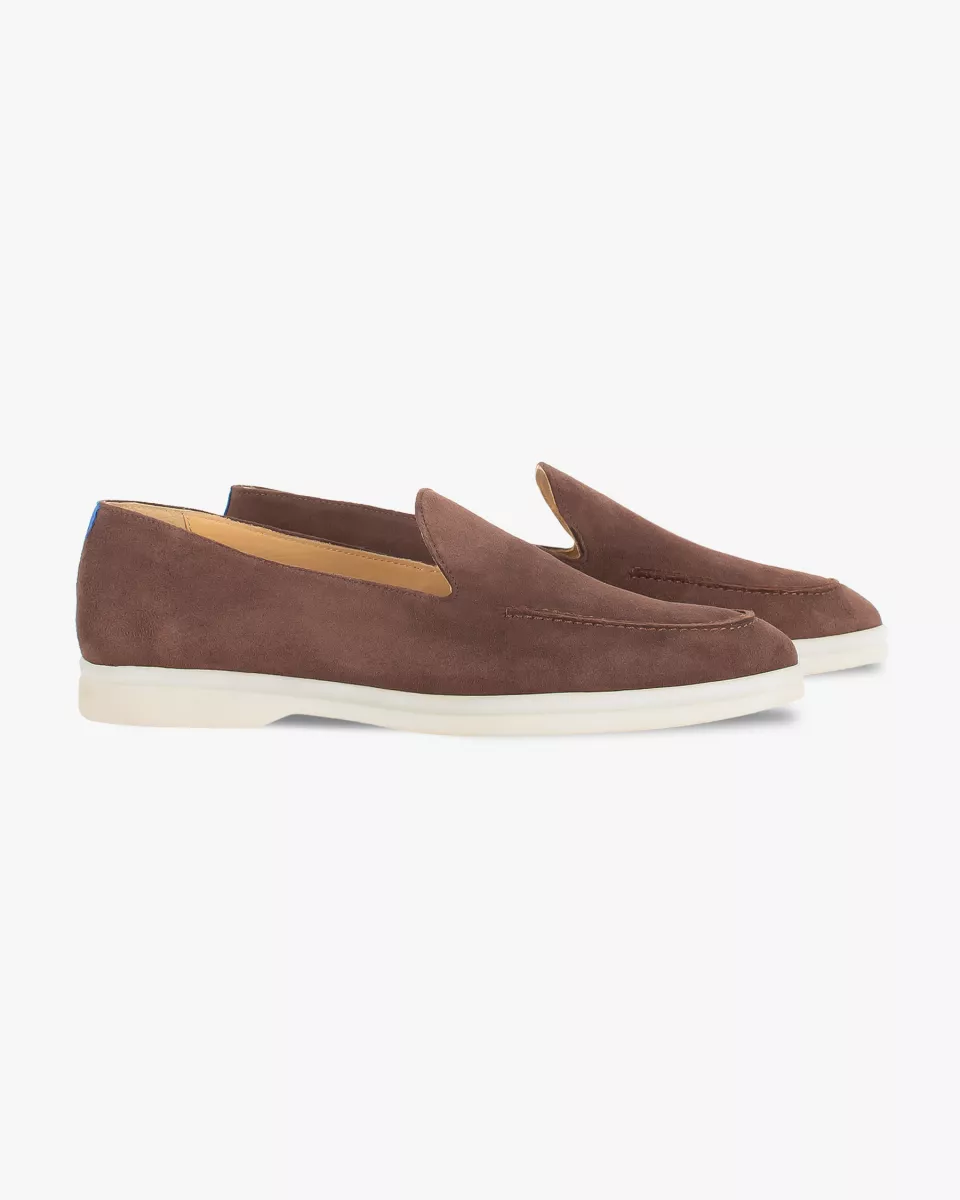 Deux mocassins en daim marron vue sur le côté