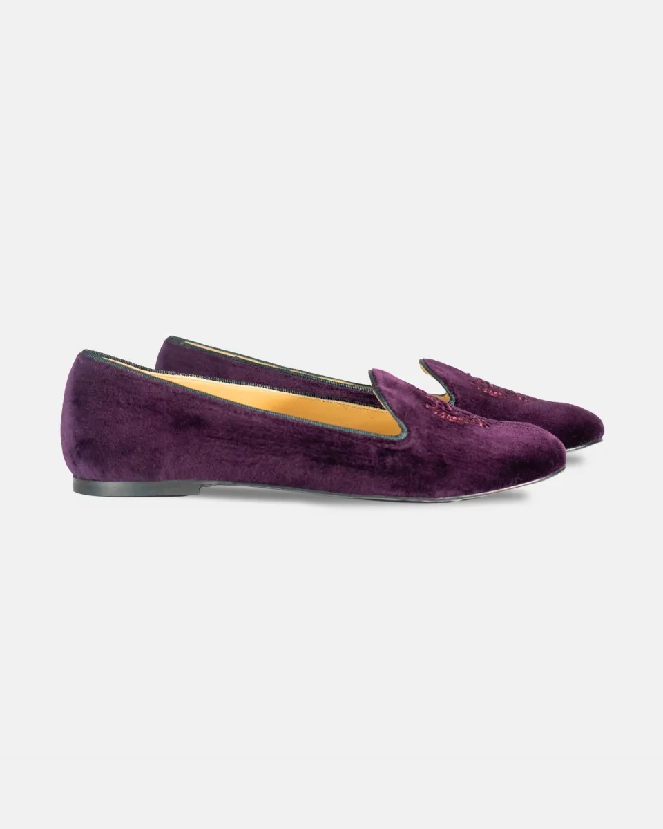 An Alpine and Parisian Encounter: Chatelles teams up with the iconic Austrian Alps brand Habsburg to reinvent smoking slippers for men and women, creating a dialogue between the elegance of Salzburg and Parisian chic.
Refined Velvet, Imperial Spirit: A classic silhouette elevated with details inspired by Alpine heritage, combining noble materials with timeless sophistication.
Elegance at Any Altitude: From cozy living rooms to dressed-up evenings, a design for those who cultivate a confident style, balancing tradition and modernity.