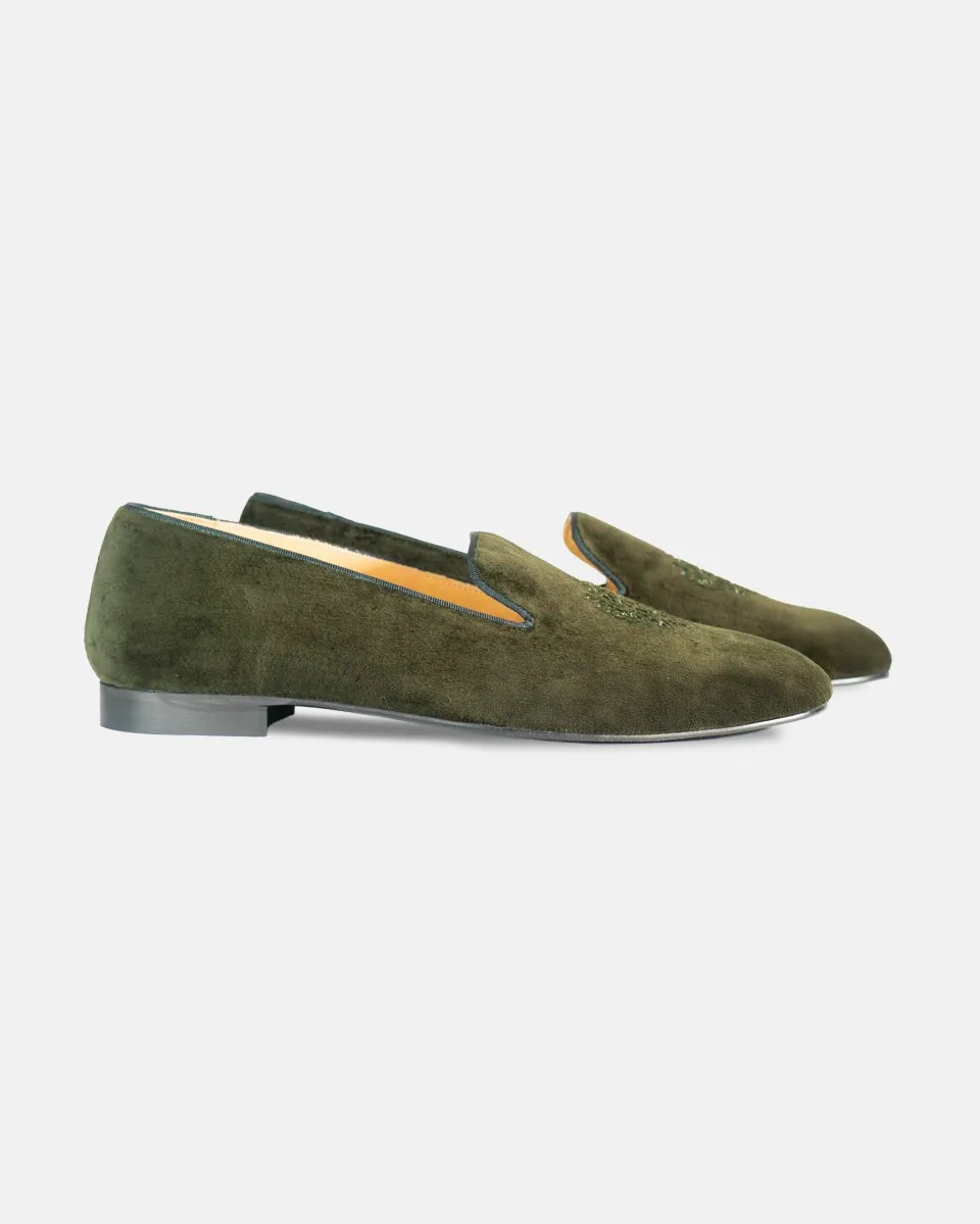 An Alpine and Parisian Encounter: Chatelles teams up with the iconic Austrian Alps brand Habsburg to reinvent smoking slippers for men and women, creating a dialogue between the elegance of Salzburg and Parisian chic.
Refined Velvet, Imperial Spirit: A classic silhouette elevated with details inspired by Alpine heritage, combining noble materials with timeless sophistication.
Elegance at Any Altitude: From cozy living rooms to dressed-up evenings, a design for those who cultivate a confident style, balancing tradition and modernity.