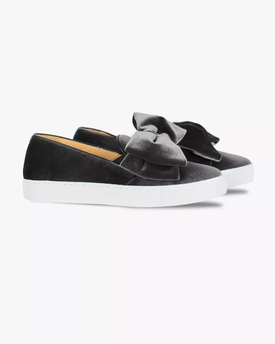 Deux slip-ons en velours gris, nœud oversize vue de côté