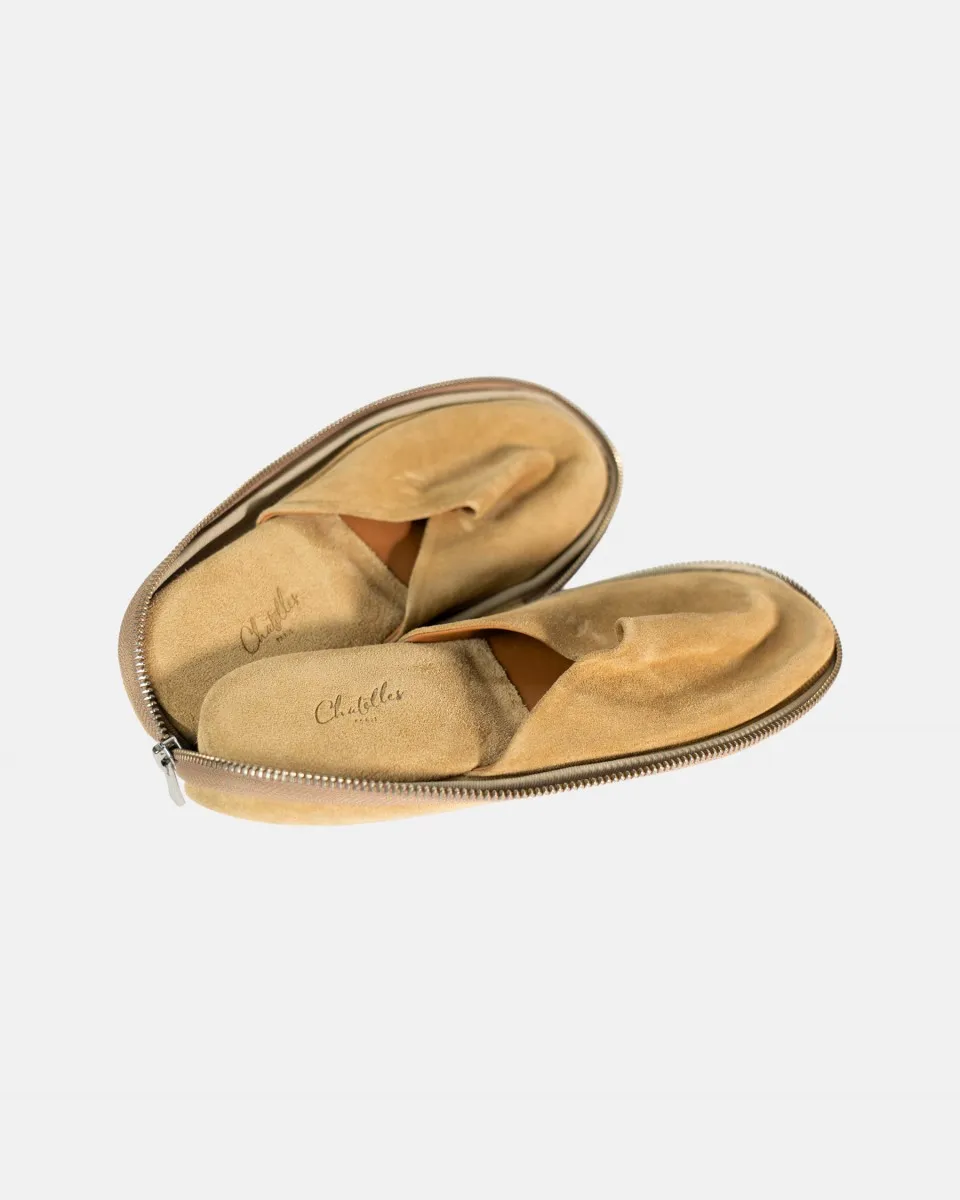 Absolute comfort and luxury: Premium suede and leather travel slippers, designed to relax indoors in style. The heel and insole are padded for optimal comfort.
Unisex and versatile: Designed to fit both men and women, available in sizes 36 to 46.
Travel-ready design: Lightweight, easy to carry, and practical—perfect for home, business trips, vacations, or travel.
Included pouch: Each pair comes with an elegant travel pouch to protect and store your slippers in styl