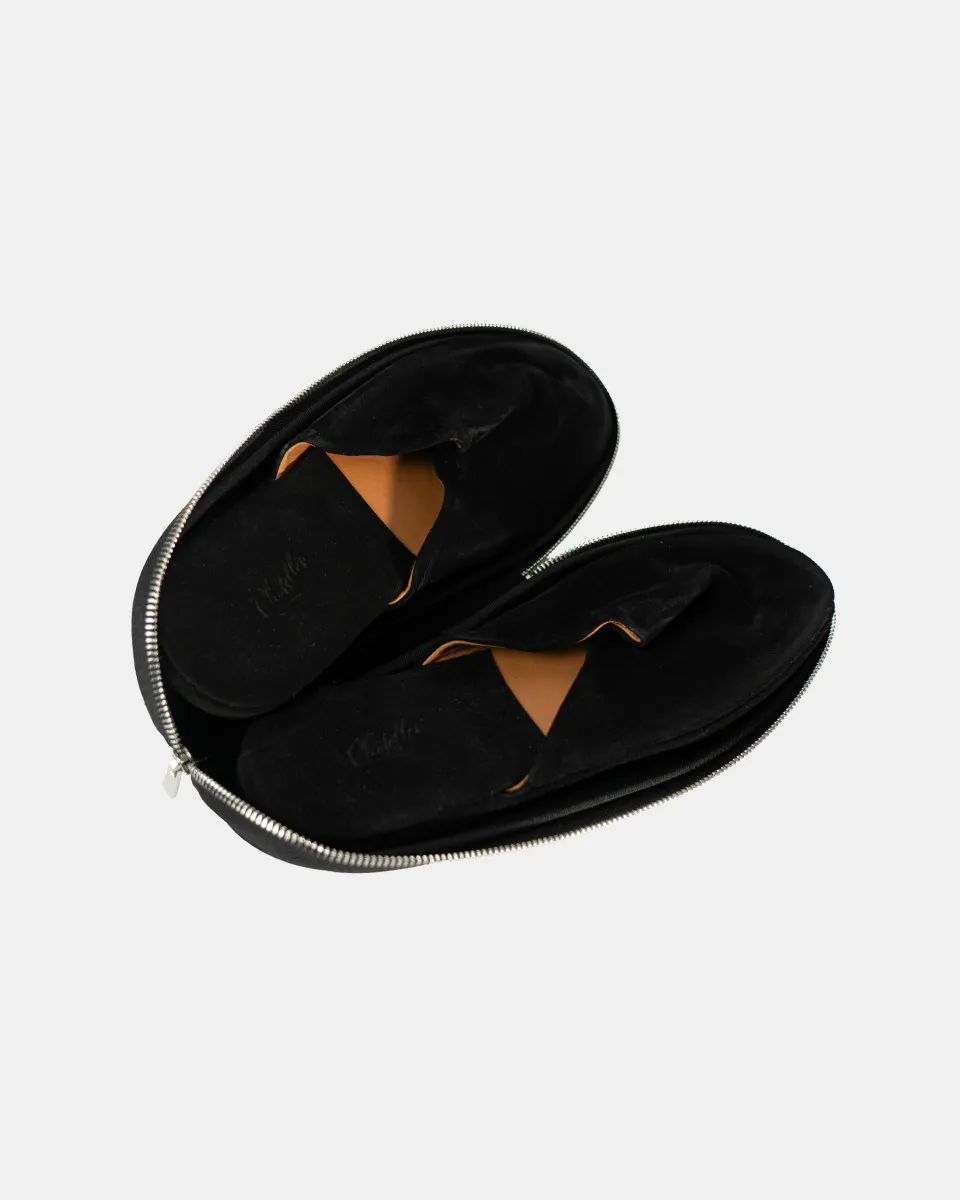 Absolute comfort and luxury: Premium suede and leather travel slippers, designed to relax indoors in style. The heel and insole are padded for optimal comfort.
Unisex and versatile: Designed to fit both men and women, available in sizes 36 to 46.
Travel-ready design: Lightweight, easy to carry, and practical—perfect for home, business trips, vacations, or travel.
Included pouch: Each pair comes with an elegant travel pouch to protect and store your slippers in style.