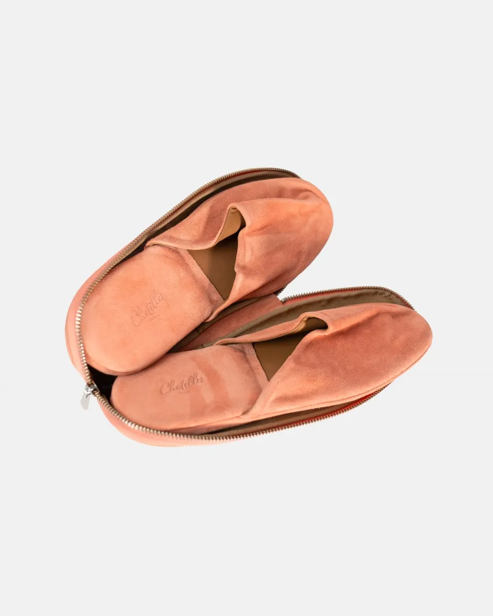 Absolute comfort and luxury: Premium suede and leather travel slippers, designed to relax indoors in style. The heel and insole are padded for optimal comfort.
Unisex and versatile: Designed to fit both men and women, available in sizes 36 to 46.
Travel-ready design: Lightweight, easy to carry, and practical—perfect for home, business trips, vacations, or travel.
Included pouch: Each pair comes with an elegant travel pouch to protect and store your slippers in style.