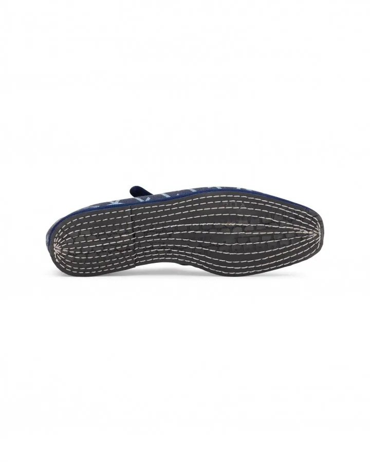 For Summer 2026, Chatelles teams up with the house of LEONARD to reinvent the iconic furlane in a Mary Jane version. Handcrafted in Italy, these ultra-light slippers combine Chatelles’ signature comfort with LEONARD’s emblematic prints. A joyful, sophisticated elegance to wear from everyday moments to summer evenings, blending Venetian art de vivre with Parisian chic.