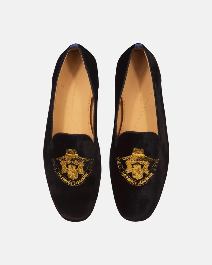 A Meeting of Elegance: Chatelles collaborates with Le Prince Jardinier to celebrate French elegance, where the art of living in salons meets the poetry of gardens.
Embroidered Velvet with Timeless Charm: Refined smoking slippers for women and men, enhanced with delicate, bucolic-inspired embroidery that is both timeless and enchanting.
From Secret Garden to Red Carpet: A creation designed to accompany every step with distinction, balancing romanticism and Parisian sophistication.
French Spirit in All Its Subtlety: Craftsmanship, elegance, and attention to detail come together in an iconic piece that is both bold and timeless.