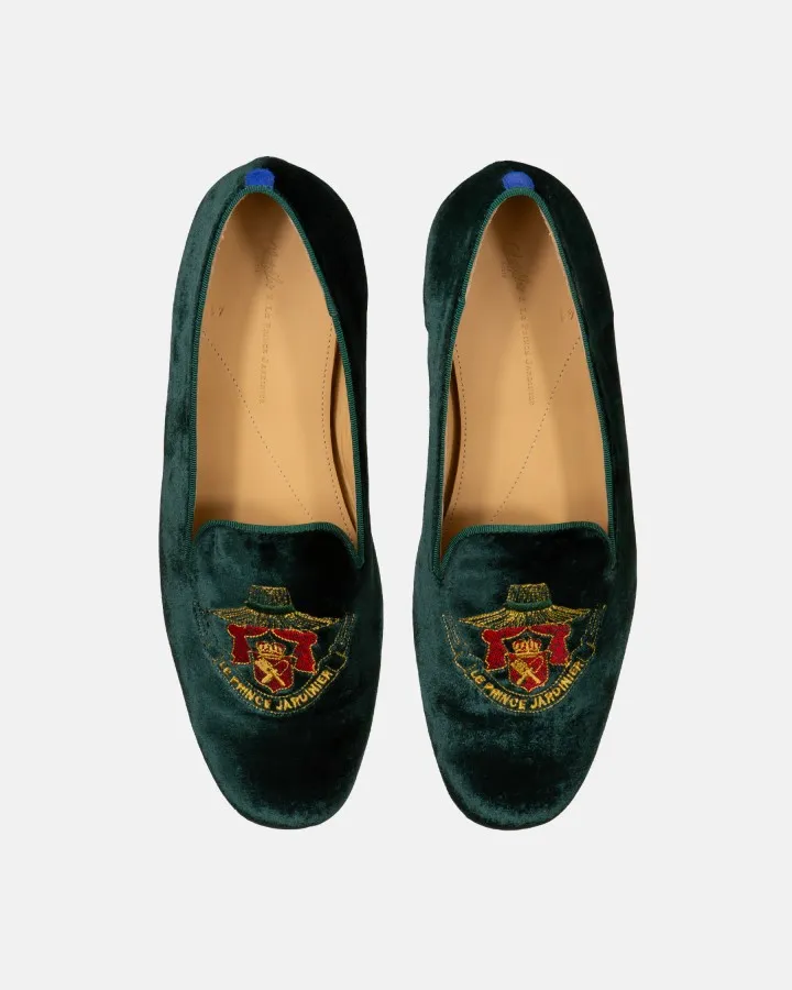 A Meeting of Elegance: Chatelles collaborates with Le Prince Jardinier to celebrate French elegance, where the art of living in salons meets the poetry of gardens.
Embroidered Velvet with Timeless Charm: Refined smoking slippers for women and men, enhanced with delicate, bucolic-inspired embroidery that is both timeless and enchanting.
From Secret Garden to Red Carpet: A creation designed to accompany every step with distinction, balancing romanticism and Parisian sophistication.
French Spirit in All Its Subtlety: Craftsmanship, elegance, and attention to detail come together in an iconic piece that is both bold and timeless.