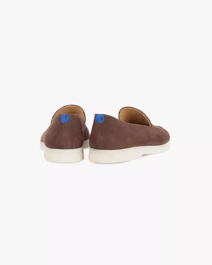 Deux mocassins en daim marron vue sur le talon