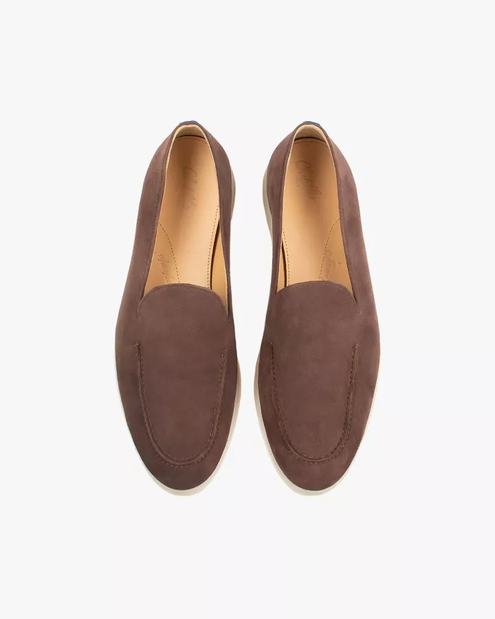 Deux mocassins en daim marron vue de face