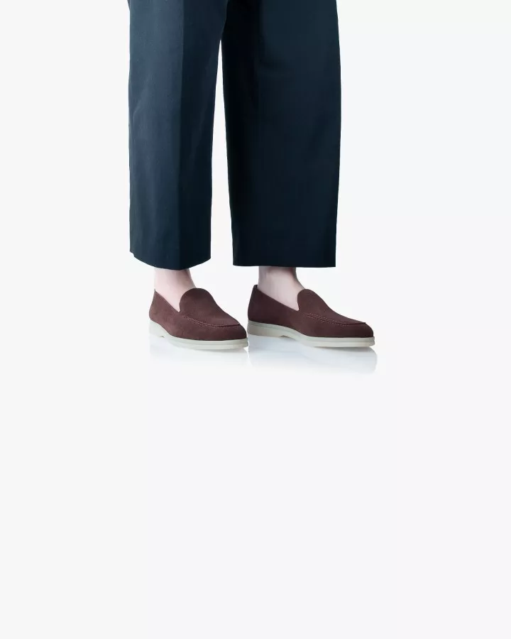Mocassins en daim marron portés debout