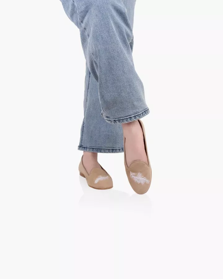 Camel suede slippers embroidered with a white & light silver feather