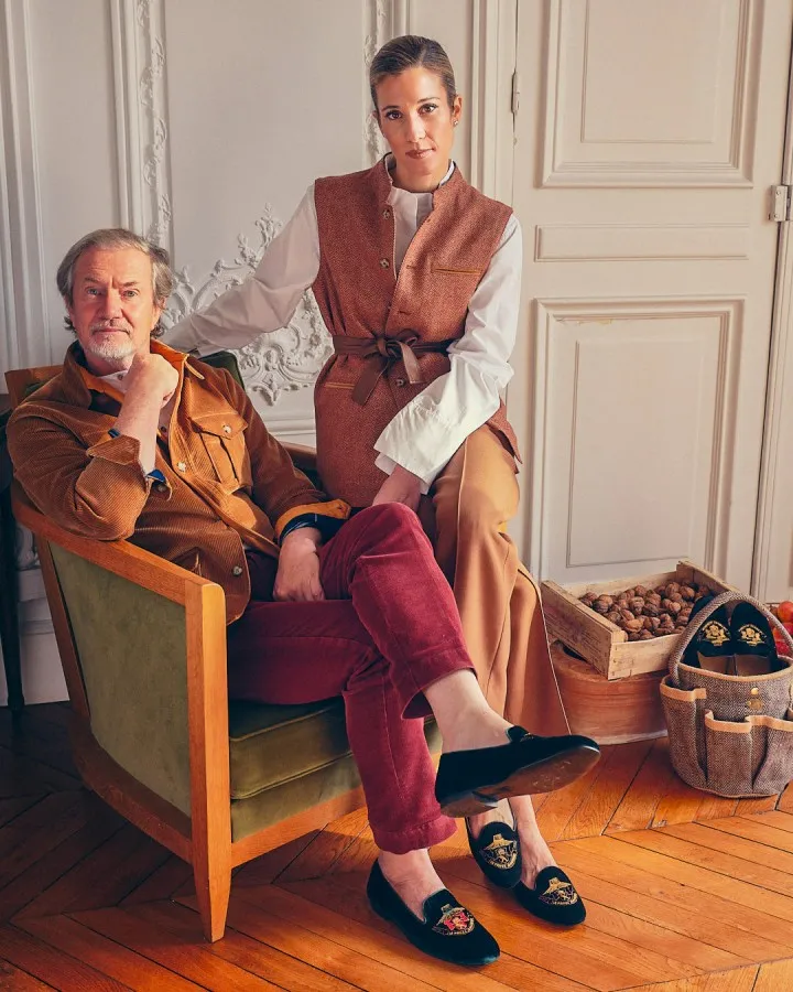 A Meeting of Elegance: Chatelles collaborates with Le Prince Jardinier to celebrate French elegance, where the art of living in salons meets the poetry of gardens.
Embroidered Velvet with Timeless Charm: Refined smoking slippers for women and men, enhanced with delicate, bucolic-inspired embroidery that is both timeless and enchanting.
From Secret Garden to Red Carpet: A creation designed to accompany every step with distinction, balancing romanticism and Parisian sophistication.
French Spirit in All Its Subtlety: Craftsmanship, elegance, and attention to detail come together in an iconic piece that is both bold and timeless.