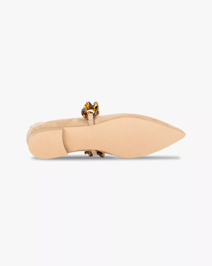 Beige pointy slippers with turtle shell chain