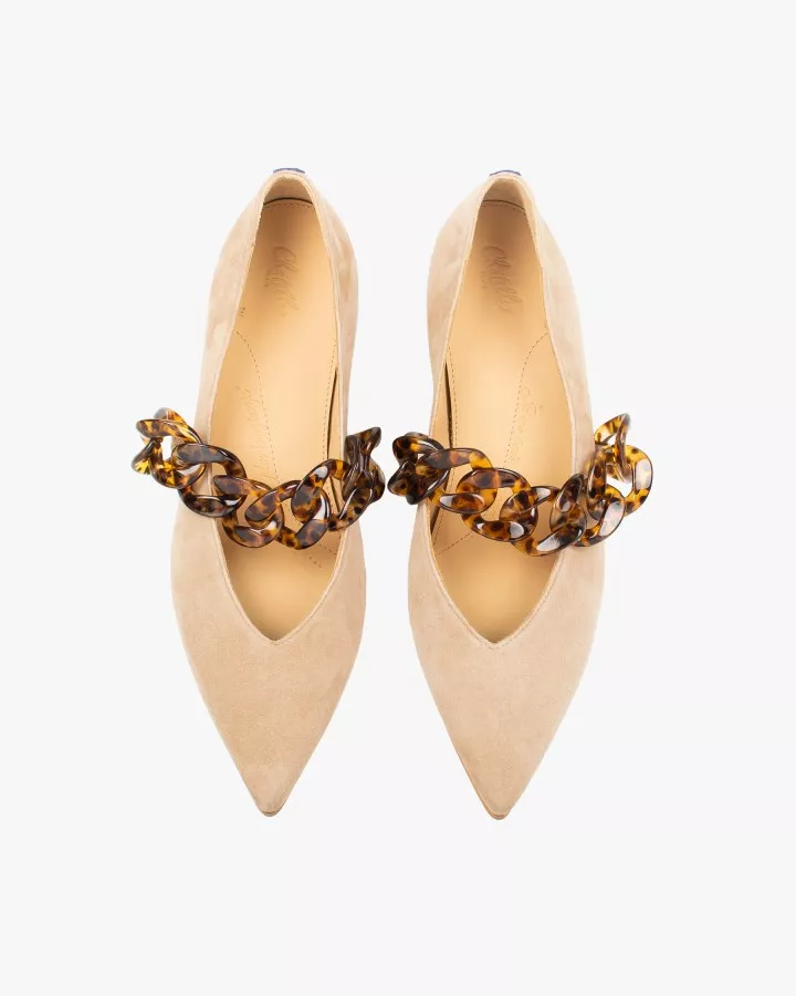 Beige pointy slippers with turtle shell chain