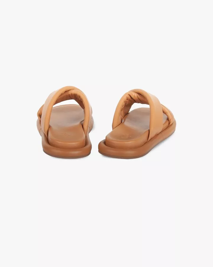 Deux sandales en cuir camel vue talon