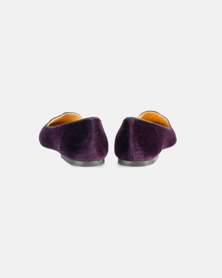 An Alpine and Parisian Encounter: Chatelles teams up with the iconic Austrian Alps brand Habsburg to reinvent smoking slippers for men and women, creating a dialogue between the elegance of Salzburg and Parisian chic.
Refined Velvet, Imperial Spirit: A classic silhouette elevated with details inspired by Alpine heritage, combining noble materials with timeless sophistication.
Elegance at Any Altitude: From cozy living rooms to dressed-up evenings, a design for those who cultivate a confident style, balancing tradition and modernity.