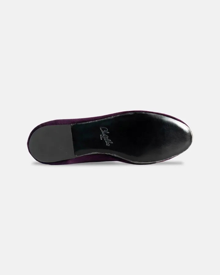 An Alpine and Parisian Encounter: Chatelles teams up with the iconic Austrian Alps brand Habsburg to reinvent smoking slippers for men and women, creating a dialogue between the elegance of Salzburg and Parisian chic.
Refined Velvet, Imperial Spirit: A classic silhouette elevated with details inspired by Alpine heritage, combining noble materials with timeless sophistication.
Elegance at Any Altitude: From cozy living rooms to dressed-up evenings, a design for those who cultivate a confident style, balancing tradition and modernity.