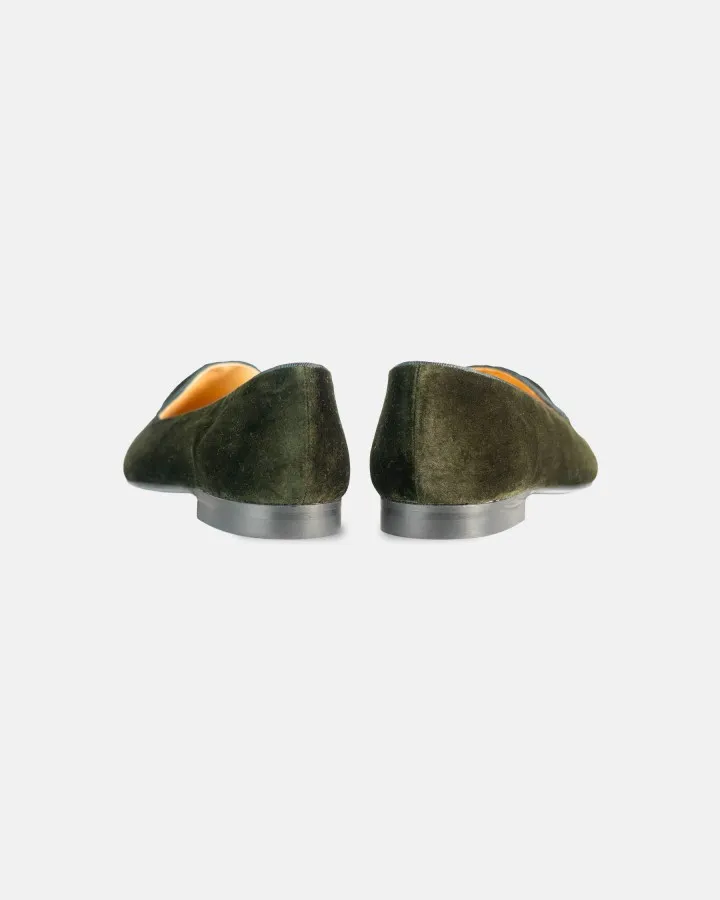 An Alpine and Parisian Encounter: Chatelles teams up with the iconic Austrian Alps brand Habsburg to reinvent smoking slippers for men and women, creating a dialogue between the elegance of Salzburg and Parisian chic.
Refined Velvet, Imperial Spirit: A classic silhouette elevated with details inspired by Alpine heritage, combining noble materials with timeless sophistication.
Elegance at Any Altitude: From cozy living rooms to dressed-up evenings, a design for those who cultivate a confident style, balancing tradition and modernity.