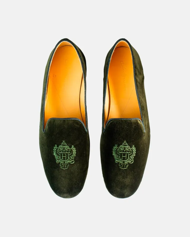 An Alpine and Parisian Encounter: Chatelles teams up with the iconic Austrian Alps brand Habsburg to reinvent smoking slippers for men and women, creating a dialogue between the elegance of Salzburg and Parisian chic.
Refined Velvet, Imperial Spirit: A classic silhouette elevated with details inspired by Alpine heritage, combining noble materials with timeless sophistication.
Elegance at Any Altitude: From cozy living rooms to dressed-up evenings, a design for those who cultivate a confident style, balancing tradition and modernity.