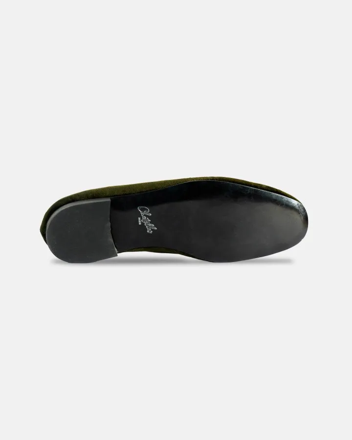 An Alpine and Parisian Encounter: Chatelles teams up with the iconic Austrian Alps brand Habsburg to reinvent smoking slippers for men and women, creating a dialogue between the elegance of Salzburg and Parisian chic.
Refined Velvet, Imperial Spirit: A classic silhouette elevated with details inspired by Alpine heritage, combining noble materials with timeless sophistication.
Elegance at Any Altitude: From cozy living rooms to dressed-up evenings, a design for those who cultivate a confident style, balancing tradition and modernity.