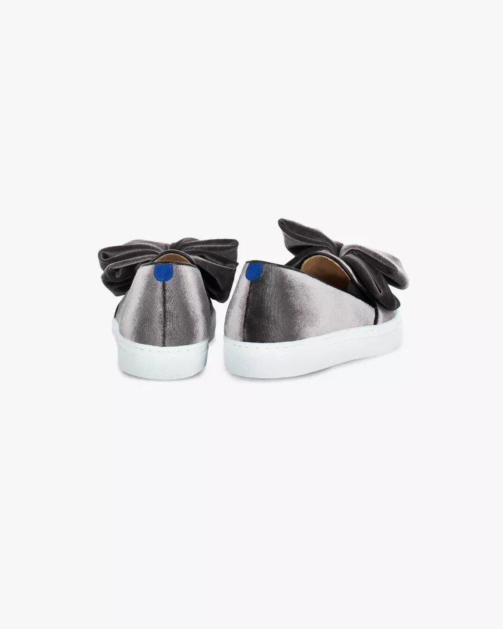 Deux slip-ons en velours gris, nœud oversize vue talon