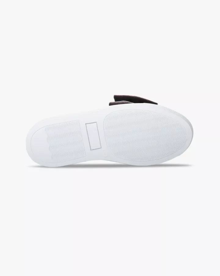 Une slip-on en velours gris, nœud oversize vue semelle