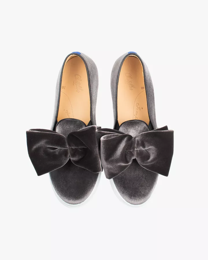 Deux slip-ons en velours gris, nœud oversize vue de face
