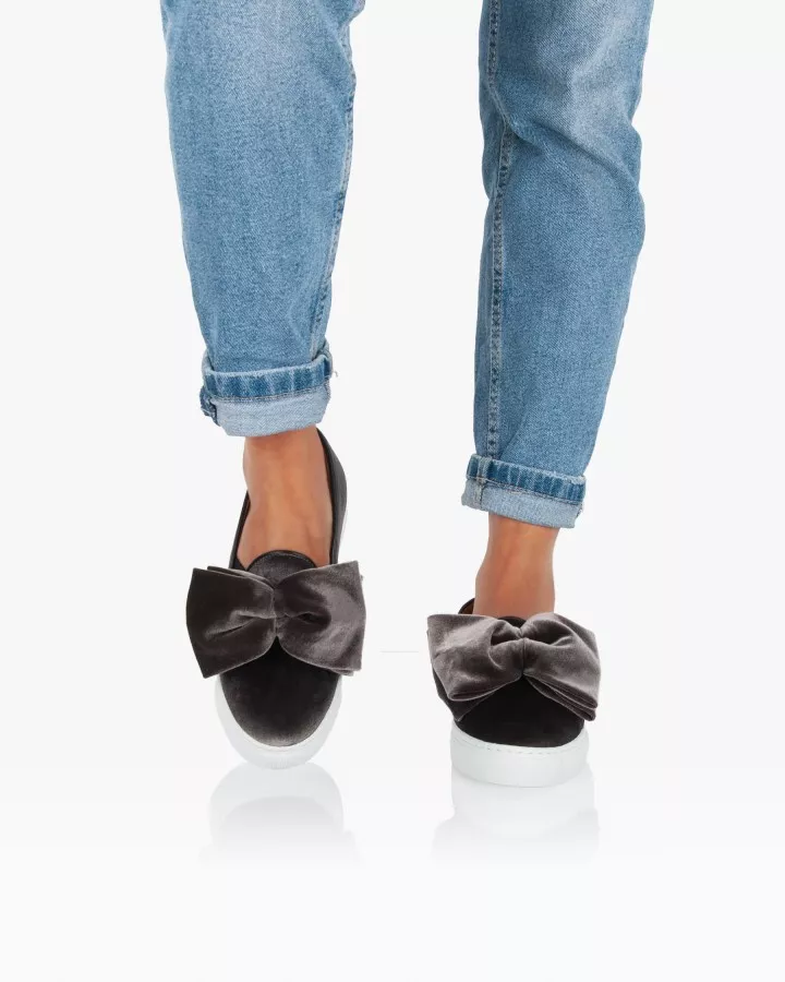 Slip-ons en velours gris, nœud oversize portés debout