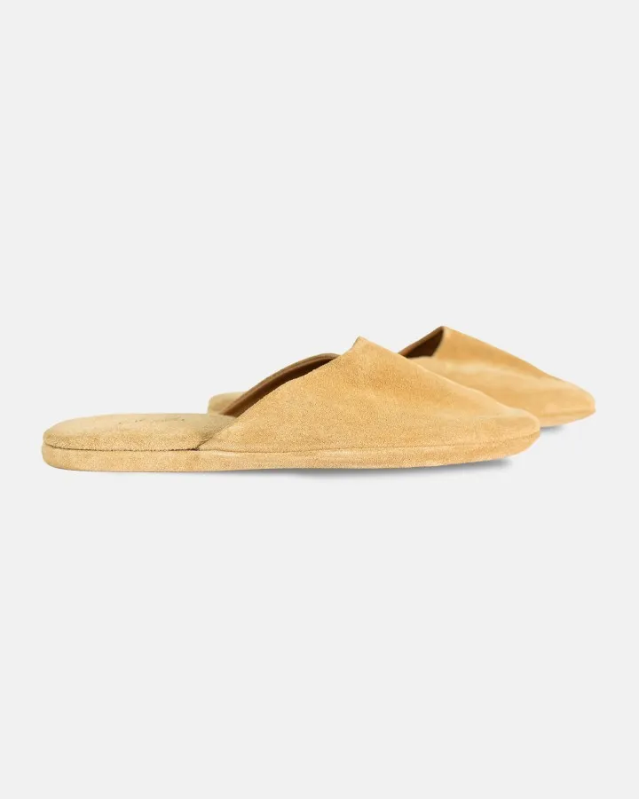 Absolute comfort and luxury: Premium suede and leather travel slippers, designed to relax indoors in style. The heel and insole are padded for optimal comfort.
Unisex and versatile: Designed to fit both men and women, available in sizes 36 to 46.
Travel-ready design: Lightweight, easy to carry, and practical—perfect for home, business trips, vacations, or travel.
Included pouch: Each pair comes with an elegant travel pouch to protect and store your slippers in style.