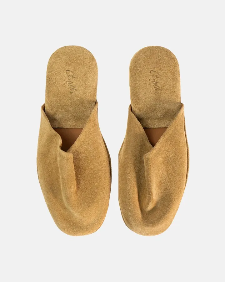 Absolute comfort and luxury: Premium suede and leather travel slippers, designed to relax indoors in style. The heel and insole are padded for optimal comfort.
Unisex and versatile: Designed to fit both men and women, available in sizes 36 to 46.
Travel-ready design: Lightweight, easy to carry, and practical—perfect for home, business trips, vacations, or travel.
Included pouch: Each pair comes with an elegant travel pouch to protect and store your slippers in style.