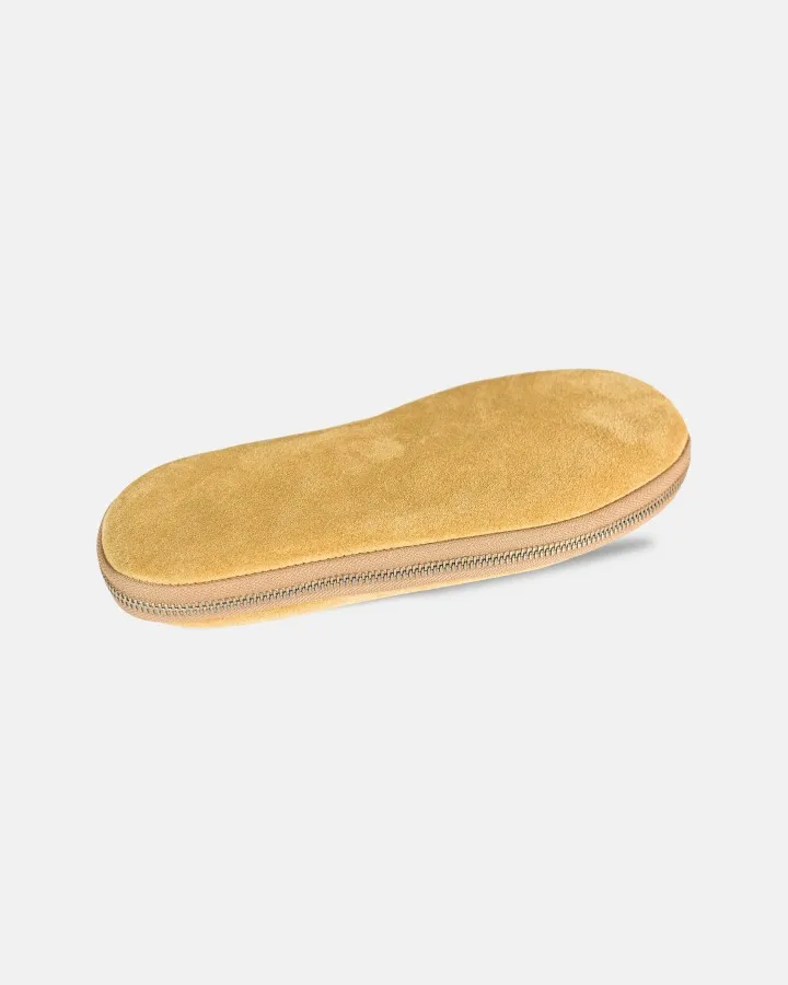 Absolute comfort and luxury: Premium suede and leather travel slippers, designed to relax indoors in style. The heel and insole are padded for optimal comfort.
Unisex and versatile: Designed to fit both men and women, available in sizes 36 to 46.
Travel-ready design: Lightweight, easy to carry, and practical—perfect for home, business trips, vacations, or travel.
Included pouch: Each pair comes with an elegant travel pouch to protect and store your slippers in styl