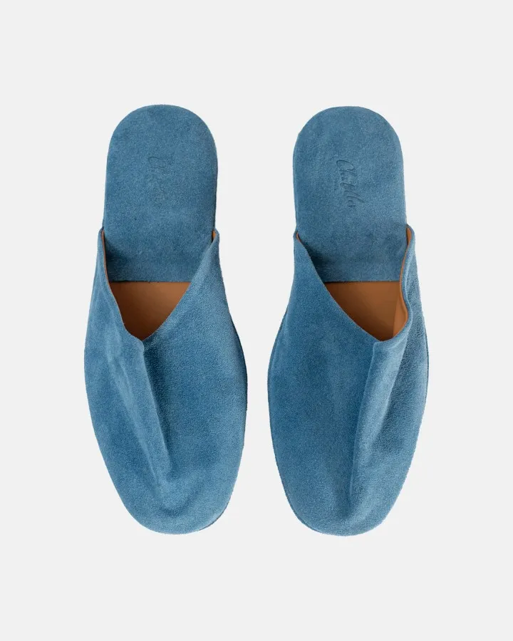 Absolute comfort and luxury: Premium suede and leather travel slippers, designed to relax indoors in style. The heel and insole are padded for optimal comfort.
Unisex and versatile: Designed to fit both men and women, available in sizes 36 to 46.
Travel-ready design: Lightweight, easy to carry, and practical—perfect for home, business trips, vacations, or travel.
Included pouch: Each pair comes with an elegant travel pouch to protect and store your slippers in style.