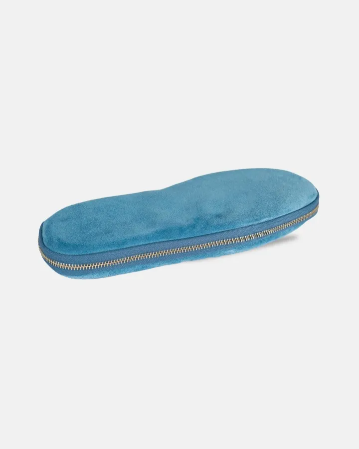 Absolute comfort and luxury: Premium suede and leather travel slippers, designed to relax indoors in style. The heel and insole are padded for optimal comfort.
Unisex and versatile: Designed to fit both men and women, available in sizes 36 to 46.
Travel-ready design: Lightweight, easy to carry, and practical—perfect for home, business trips, vacations, or travel.
Included pouch: Each pair comes with an elegant travel pouch to protect and store your slippers in style.
