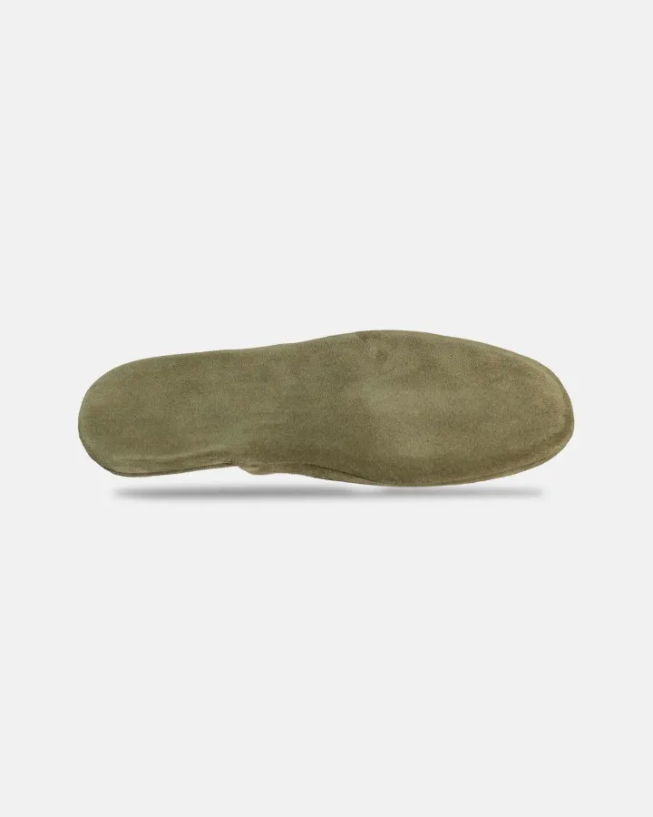 Absolute comfort and luxury: Premium suede and leather travel slippers, designed to relax indoors in style. The heel and insole are padded for optimal comfort.
Unisex and versatile: Designed to fit both men and women, available in sizes 36 to 46.
Travel-ready design: Lightweight, easy to carry, and practical—perfect for home, business trips, vacations, or travel.
Included pouch: Each pair comes with an elegant travel pouch to protect and store your slippers in style.