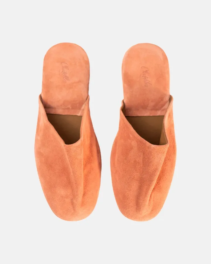 Absolute comfort and luxury: Premium suede and leather travel slippers, designed to relax indoors in style. The heel and insole are padded for optimal comfort.
Unisex and versatile: Designed to fit both men and women, available in sizes 36 to 46.
Travel-ready design: Lightweight, easy to carry, and practical—perfect for home, business trips, vacations, or travel.
Included pouch: Each pair comes with an elegant travel pouch to protect and store your slippers in style.