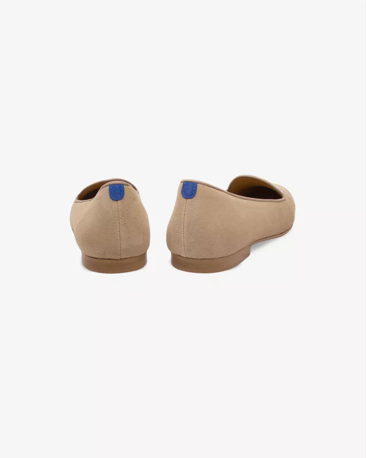 Camel suede slippers embroidered with a white & light silver feather