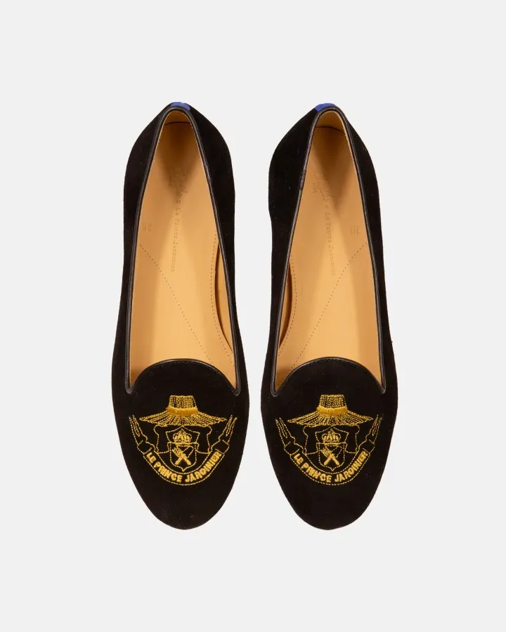 A Meeting of Elegance: Chatelles collaborates with Le Prince Jardinier to celebrate French elegance, where the art of living in salons meets the poetry of gardens.
Embroidered Velvet with Timeless Charm: Refined smoking slippers for women and men, enhanced with delicate, bucolic-inspired embroidery that is both timeless and enchanting.
From Secret Garden to Red Carpet: A creation designed to accompany every step with distinction, balancing romanticism and Parisian sophistication.
French Spirit in All Its Subtlety: Craftsmanship, elegance, and attention to detail come together in an iconic piece that is both bold and timeless.